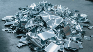 Fabricado con aluminio puro sin material reciclado.