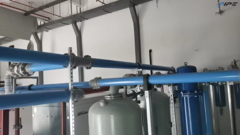 Tubería azul para distribución de aire comprimido.